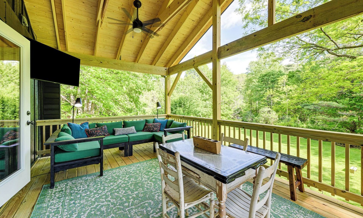 Highlands Cabin | Creekside Cabin: Tubing, Trails & Highlands Charm!