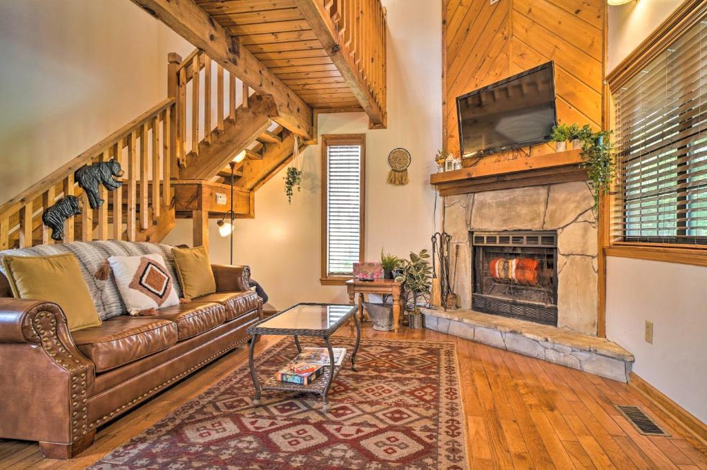 Sevierville House | CREEKSIDE Cabin w/LOFT by Pigeon Forge