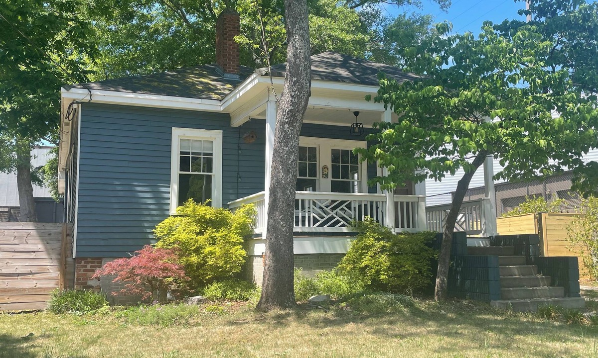 Decatur House | Cute 2 bedroom bungalow! yard, deck , fire-pit, walkable to Decatur restaurants
