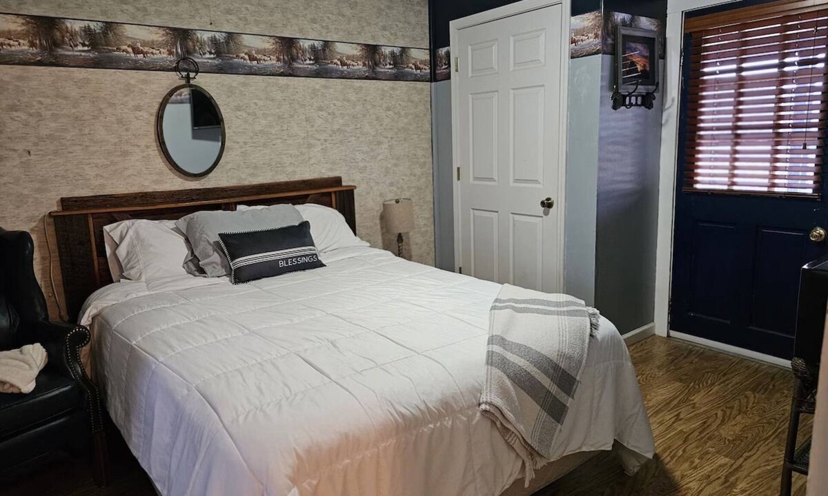 Eminence House | Cute and comfy bedroom with 1 queen bed/private bath