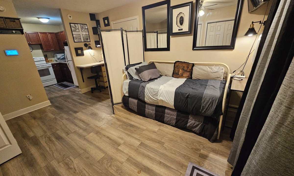 Tallahassee Apartment | Cute Cozy Comfy 1-bedroom apartment in lovely Downtown Tallahassee with AC, WiFi