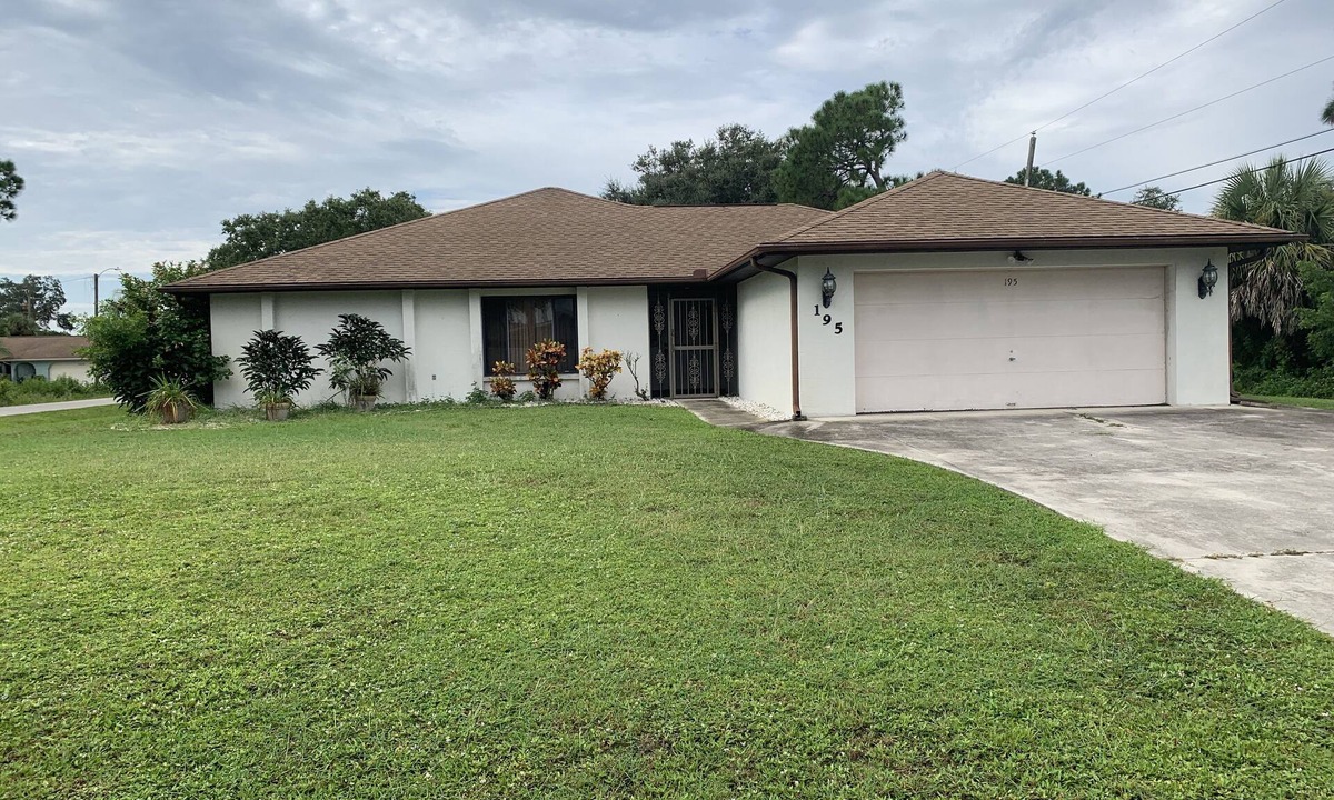 South Venice House | Cute home, close to beaches. Fishing equipment, golf clubs, bicycles supplied.