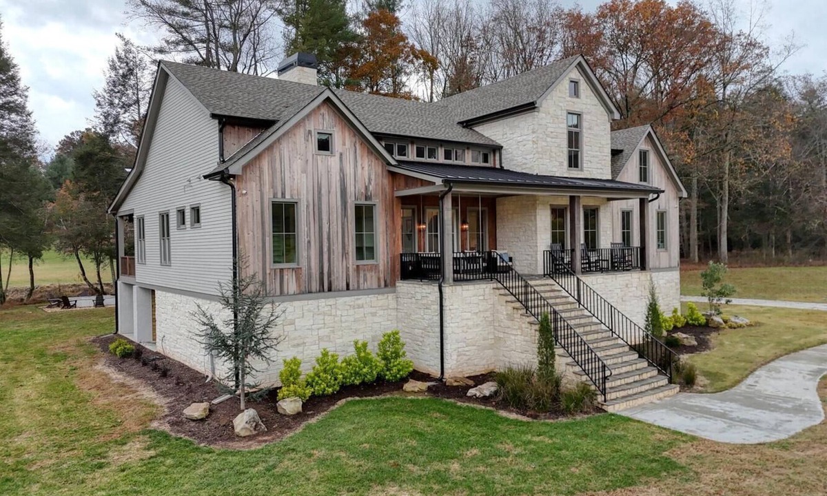 Suches Cabin | Cypress and Magnolia 4-bedroom cabin in Suches GA with hot tub and firepit