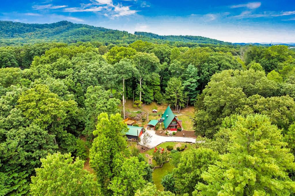 Bent Creek House | Daltuns Ranch with Hot Tub Game Room Firepit Family Friendly
