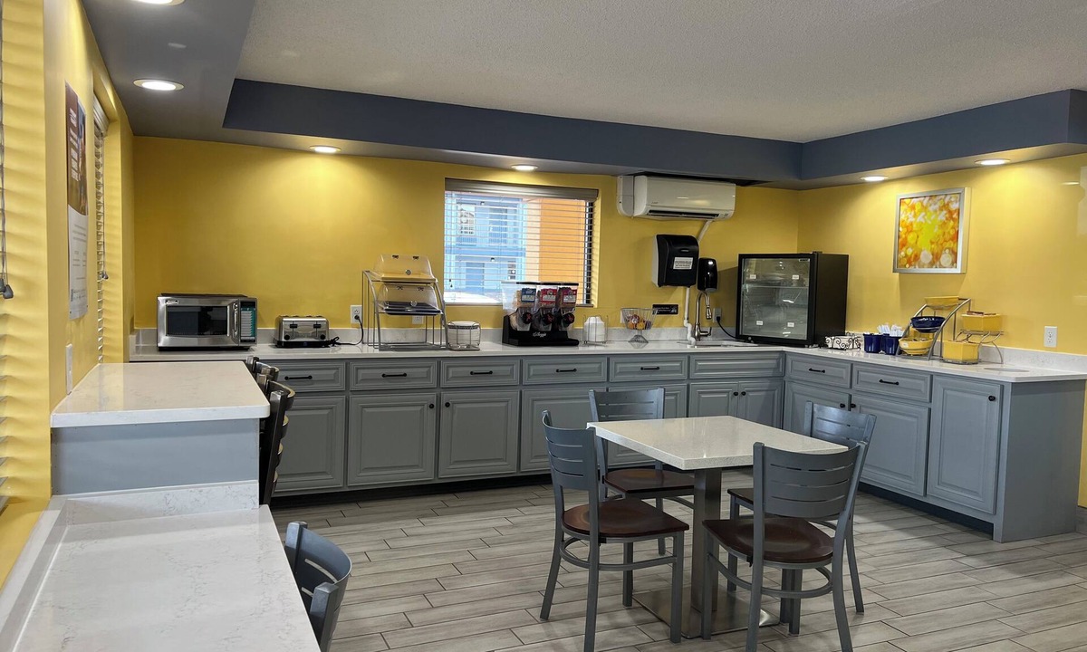 Warner Robins Hotel | Days Inn & Suites by Wyndham Warner Robins Near Robins AFB