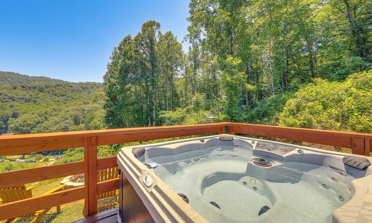 Leicester House | Deck & Fire Pit! Mtn Escape, 12 Mi to Asheville