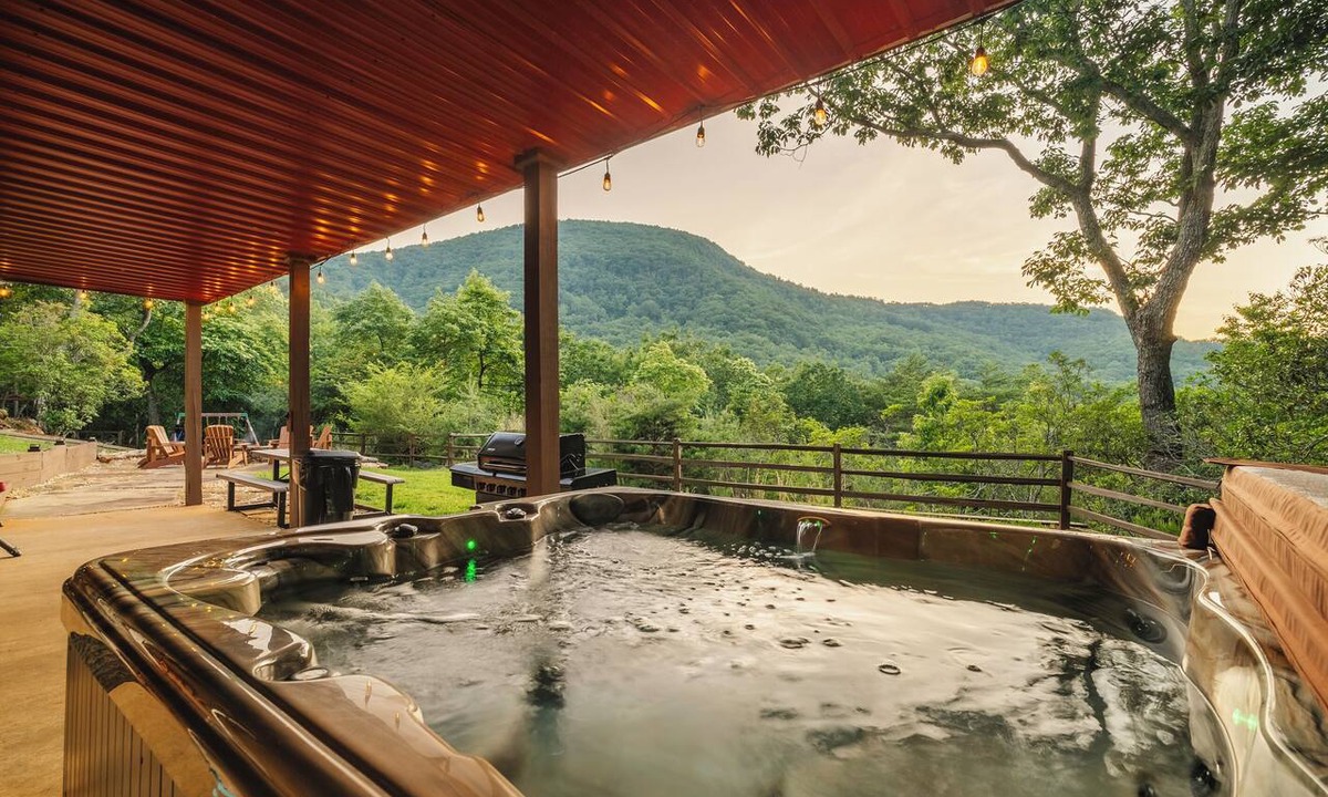 Helen Cabin | Deer Lodge Helen | Sauna, Views, Games