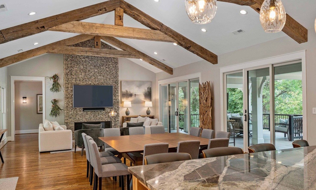Bowling Green House | Designer Lakefront Lodge w/Huge Private Beach & Boat Option-Built July 2019