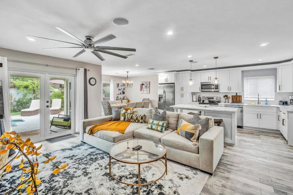 Tropic Palms House | Dinas Home with Modern Interior and Heated Pool