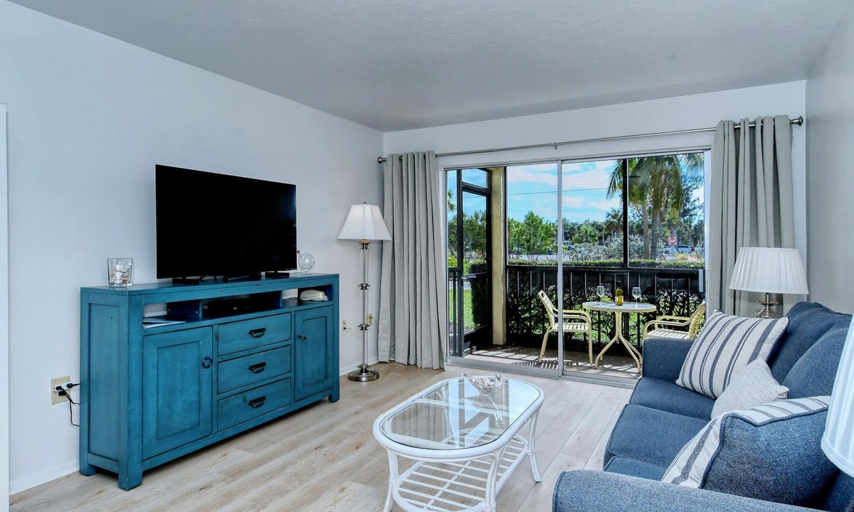 Siesta Key Condo | Discounted rates for gorgeous one bdrm directly across from beach, near village!