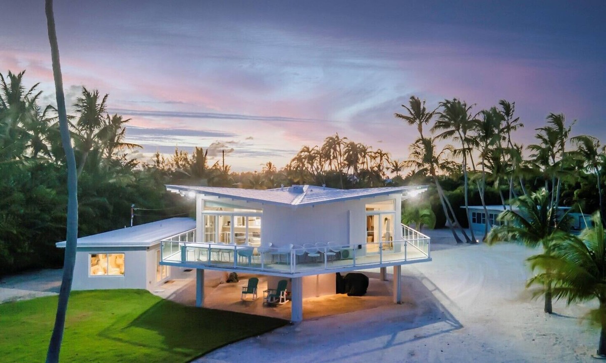 Islamorada House | Discover 'The Oasis': a stunning 3-bedroom retreat in Islamorada with a heated private pool.