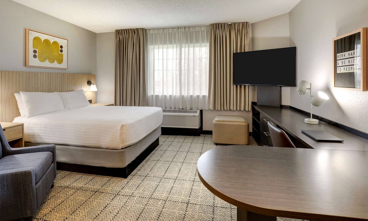 Doral Hotel | Discover the Serene Doral Retreat for Unforgettable Getaways! Kitchen, Pool!
