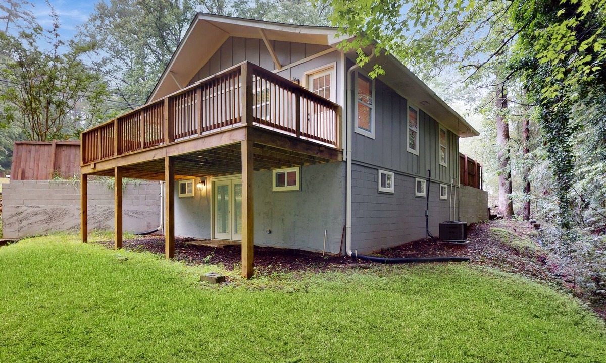Clayton Cottage | Dog friendly private mountain cottage with large outdoor deck