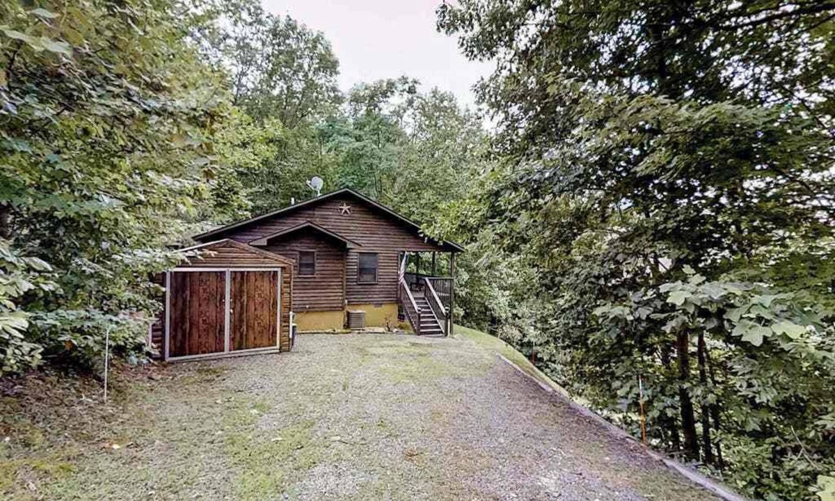 Murphy House | Dog-Friendly scenic cabin with amazing views, covered deck, firepit, & hot. tub