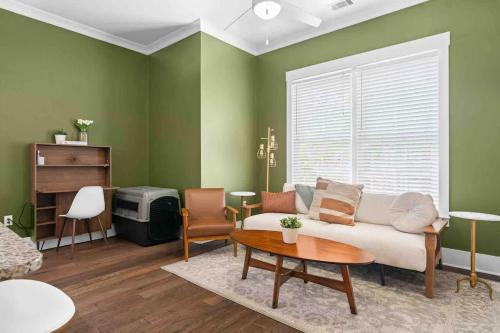 Dixon Park Apartment | Downtown at The Peach House Dogs Welcome Fully Fenced Yard and Off-street Parking