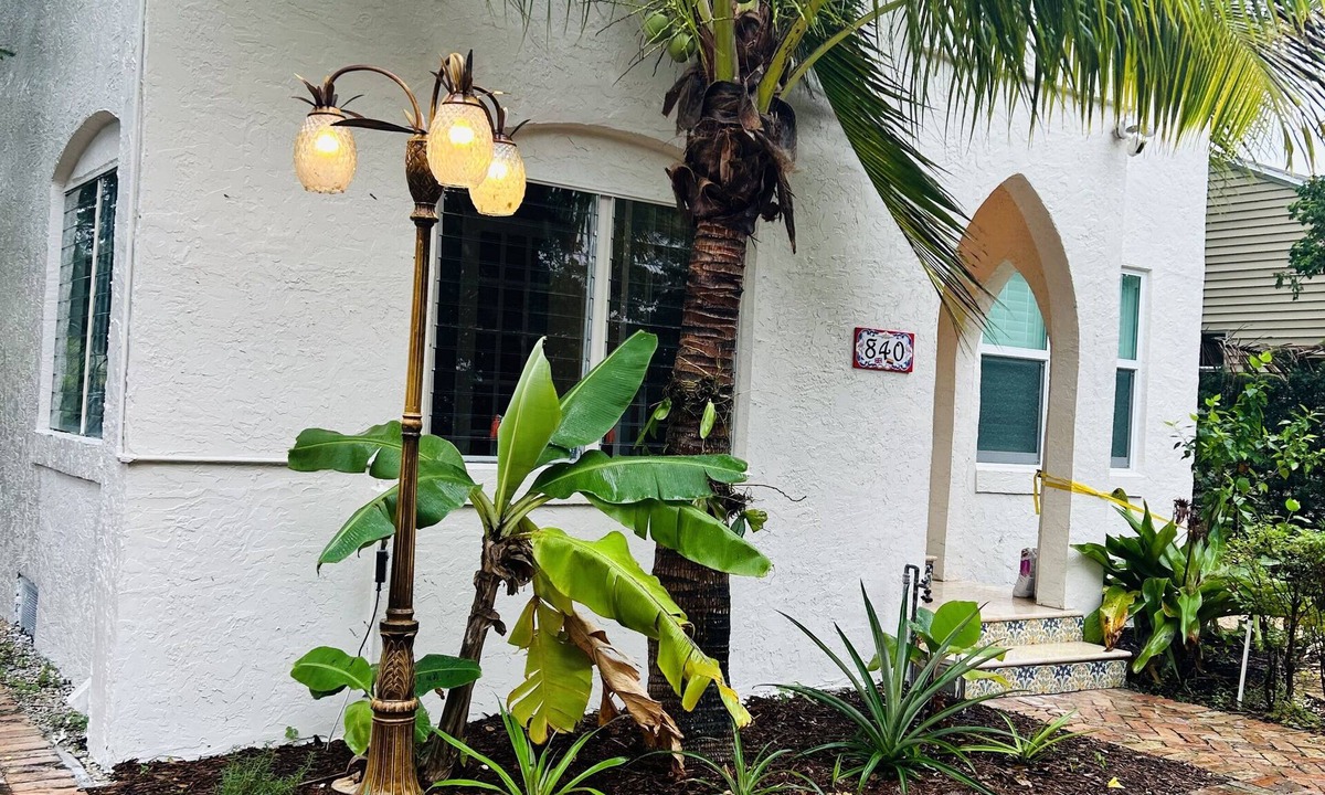 Poiciana Park II House | Downtown Flamingo Park Designer Home