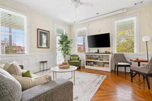 Cannonborough Elliotborough Apartment | Downtown Historic Home Steps to King St