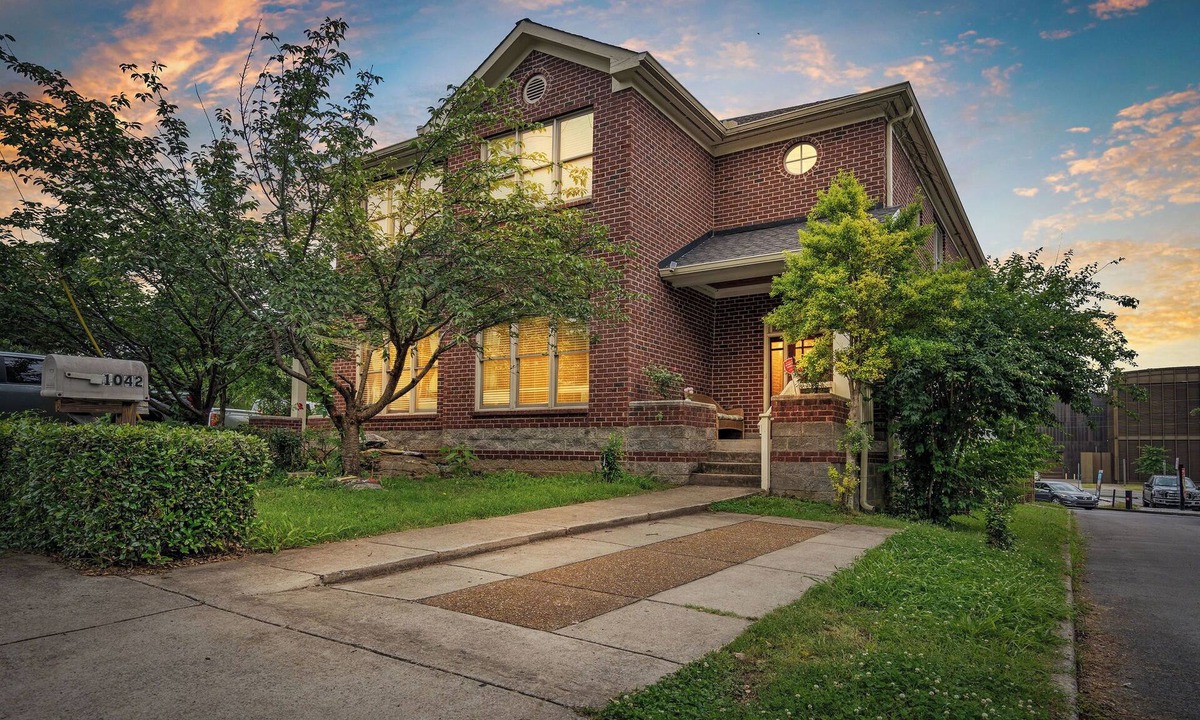 Hope Gardens House | Downtown Luxury – Walk to Broadway – Separate Sleeping Spaces for 12 Guests