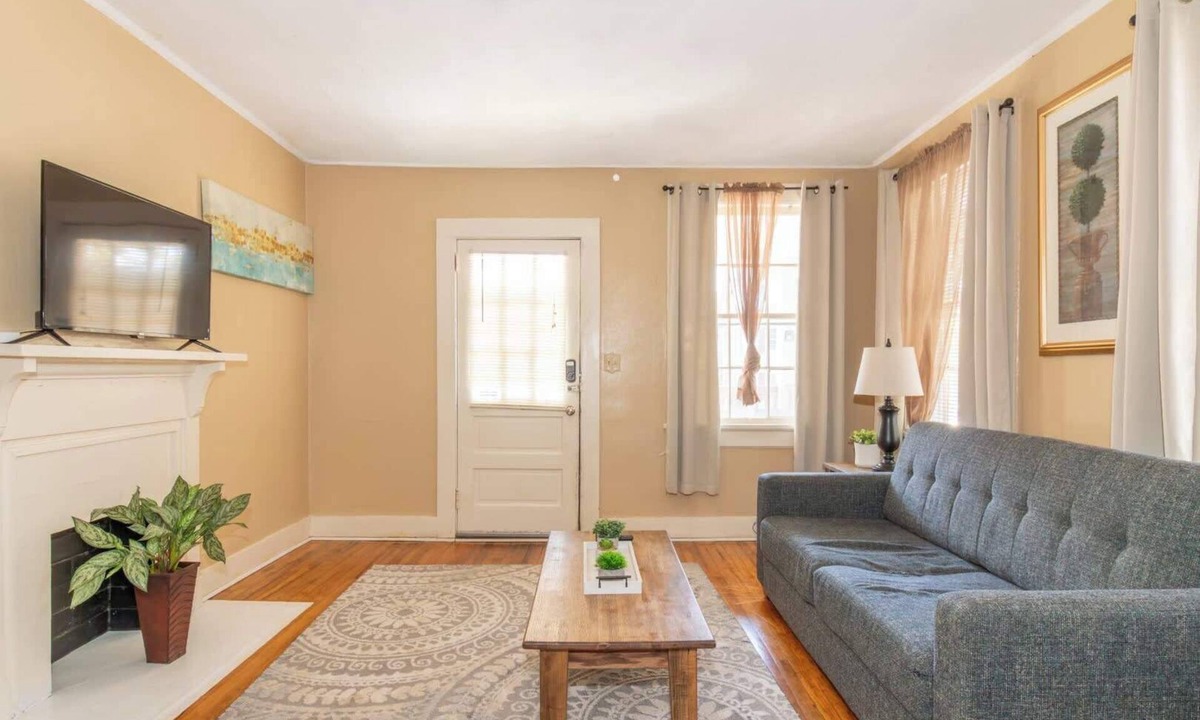 Columbus House | Downtown, Mins to Lakebottom Park-Our Midtown Nook
