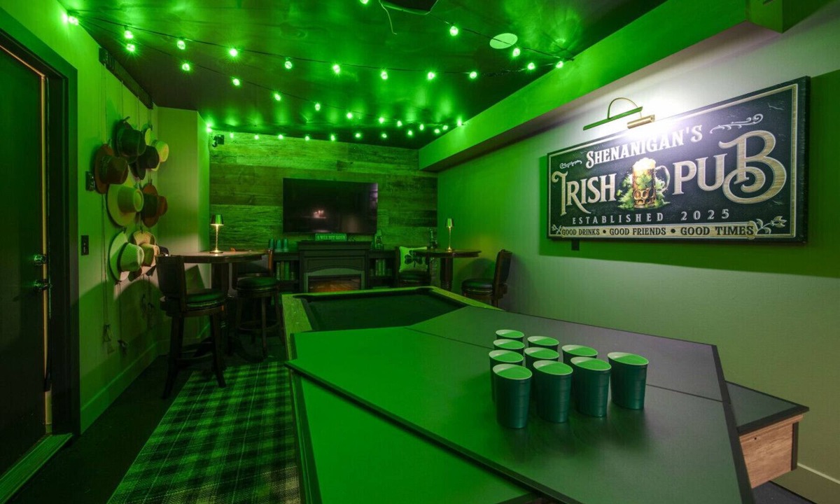 West End House | Downtown Nashville Luxury with Irish Pub Hangout