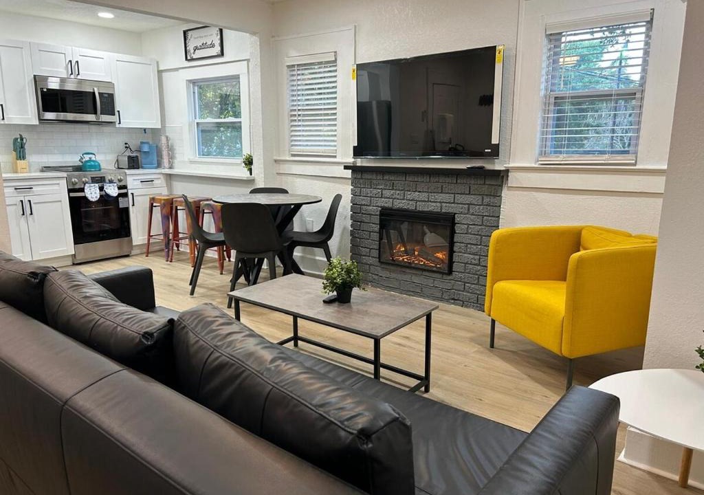 Historic Uptown Apartment | Downtown Zen 2-Bedrooms Private Bungalow