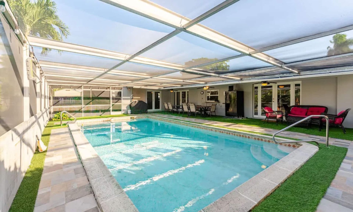 Hollywood Hills House | Dual Masters - Screened Pool - Media Game Room - 1GB Internet - Beach 6 Miles