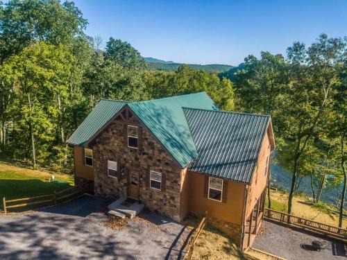 Luray Cabin | Eagle's Nest- A pet friendly cabin on the river!