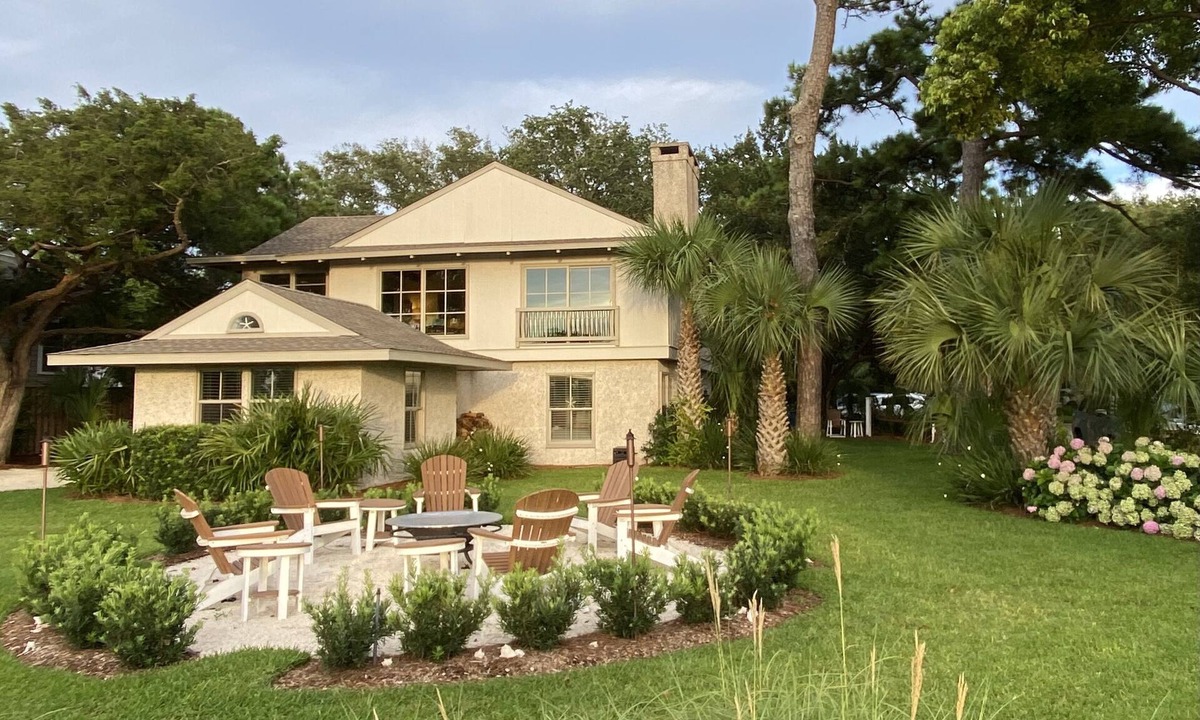 East Beach House | East Beach House 4 BR 2.5 bath. Walk 2 blocks to Beach. Marsh Views! 2 bikes.