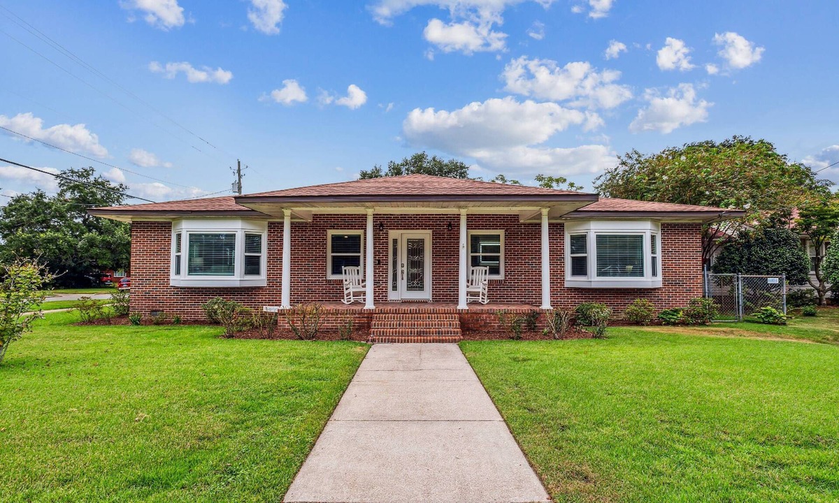 East Hill House | East Hill Charming Family Home- Huge Lot-Fully Updated-Brand New Gourmet Kitchen