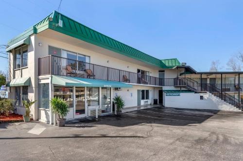 Conway Cabin | Econo Lodge Conway Central