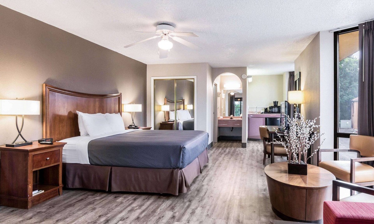 Gainesville Hotel | Econo Lodge Gainesville Downtown Area