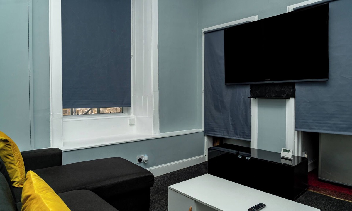Leith Apartment | Edinburgh 3-Bedroom Apartment Next to Tram Stop