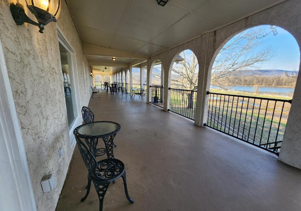 Lookout Valley Neighborhood Association Hotel | Elder Mountain Room at Tennessee RiverPlace