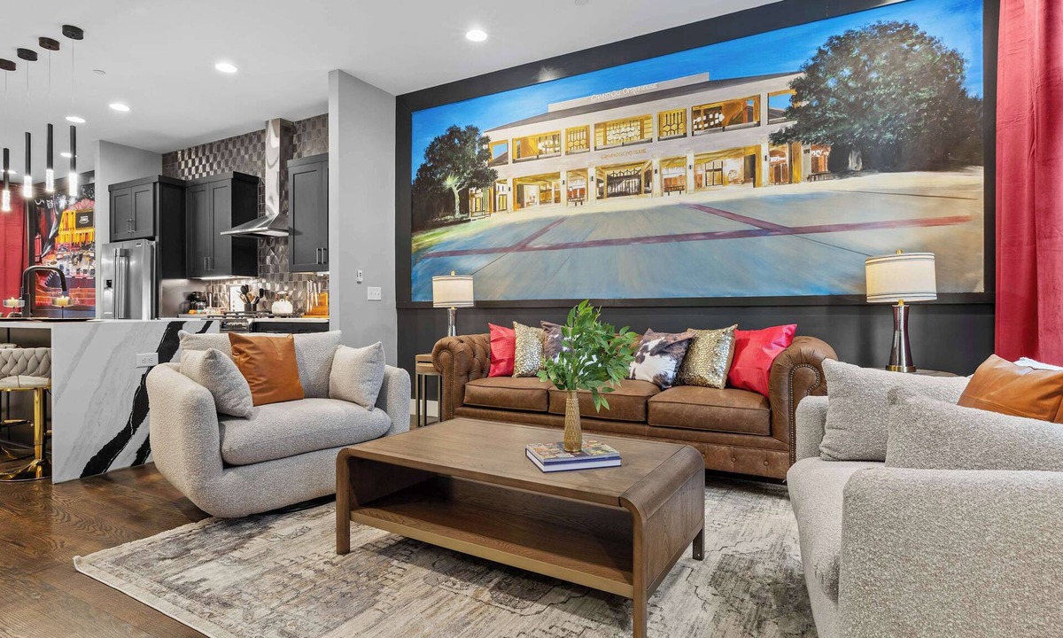Buena Vista House | Elegant Nash Karaoke Haven w/Rooftop Fire Table