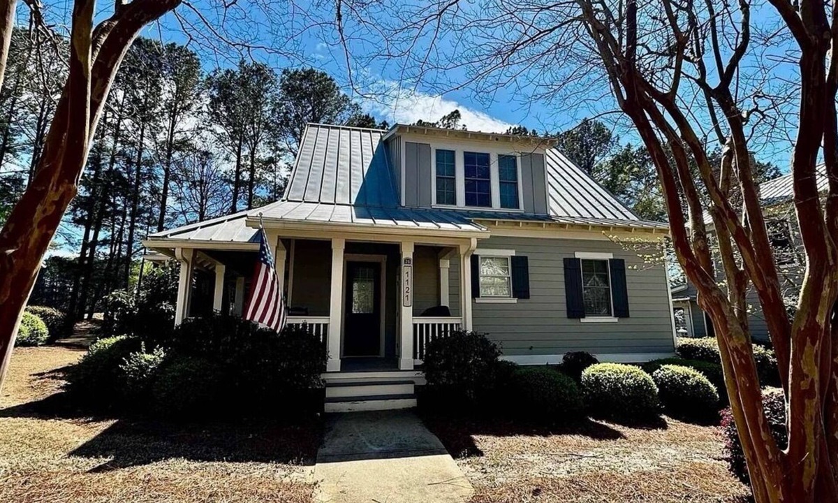 Reynolds Landing Cottage | Elegant Reynolds Cottage Near Lake & Golf - Sleeps 9 - Screened Porch
