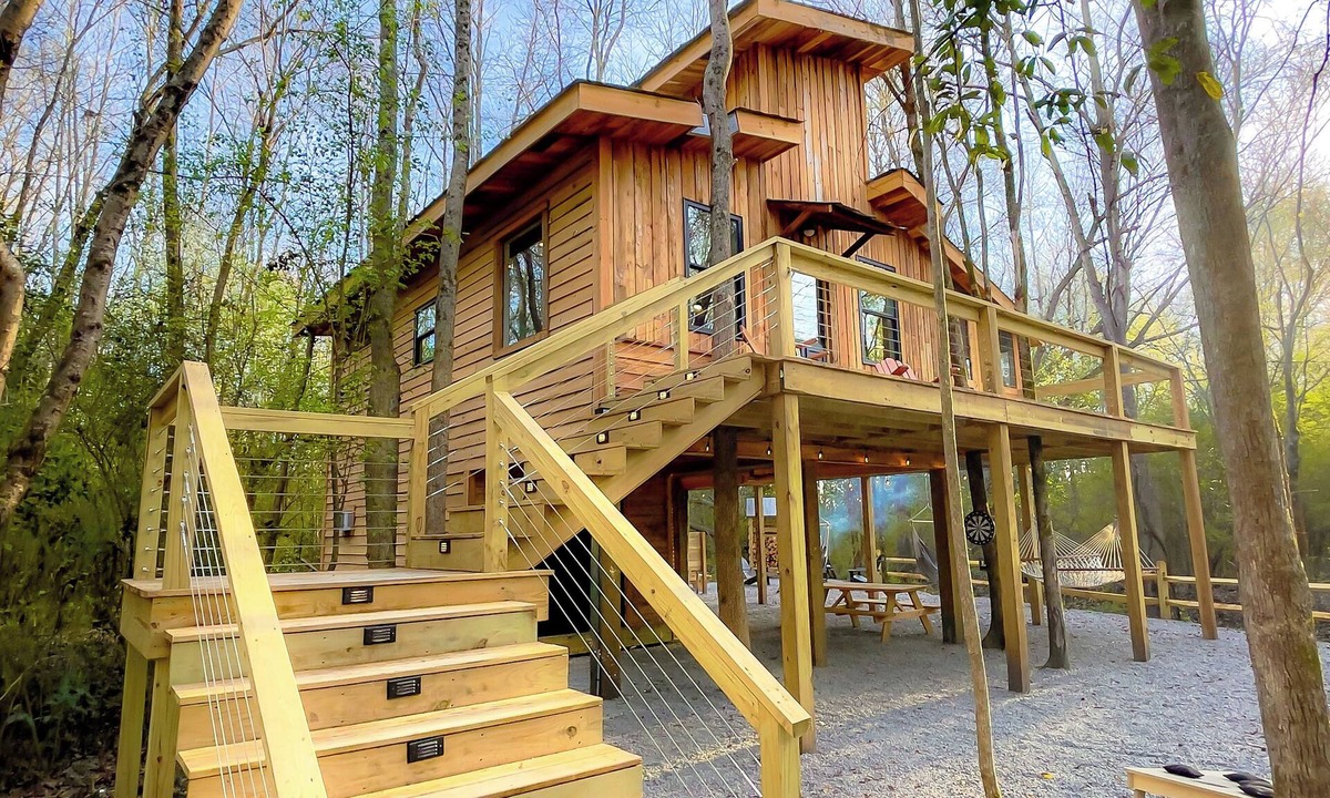 Marion Cabin | Enchanting Treehouse with Modern Amenities