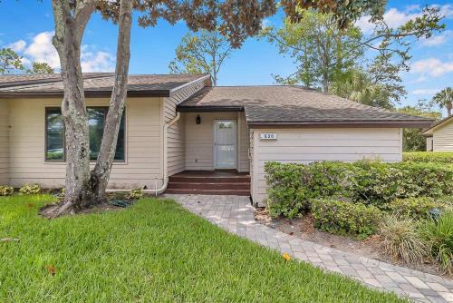Sawgrass House | Endless Summers - Golf-view condo w beach access