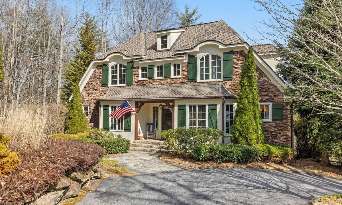 Cullowhee House | English Tee at Trillium Links - A Quintessential English Country Villa
