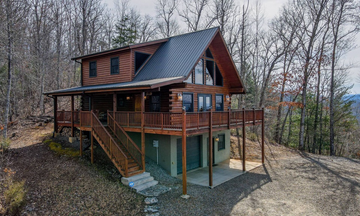 Franklin Cabin | Enjoy the mountain view @ Panoramic Point a modern cabin w/Hot Tub+Wifi+Gameroom