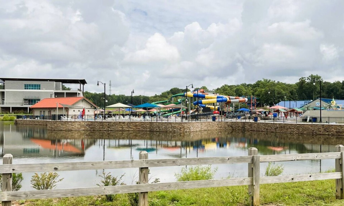 Jonesboro House | Entire 3-Bedroom Charming House in Jonesboro between Spivey Waterpark, and ATL