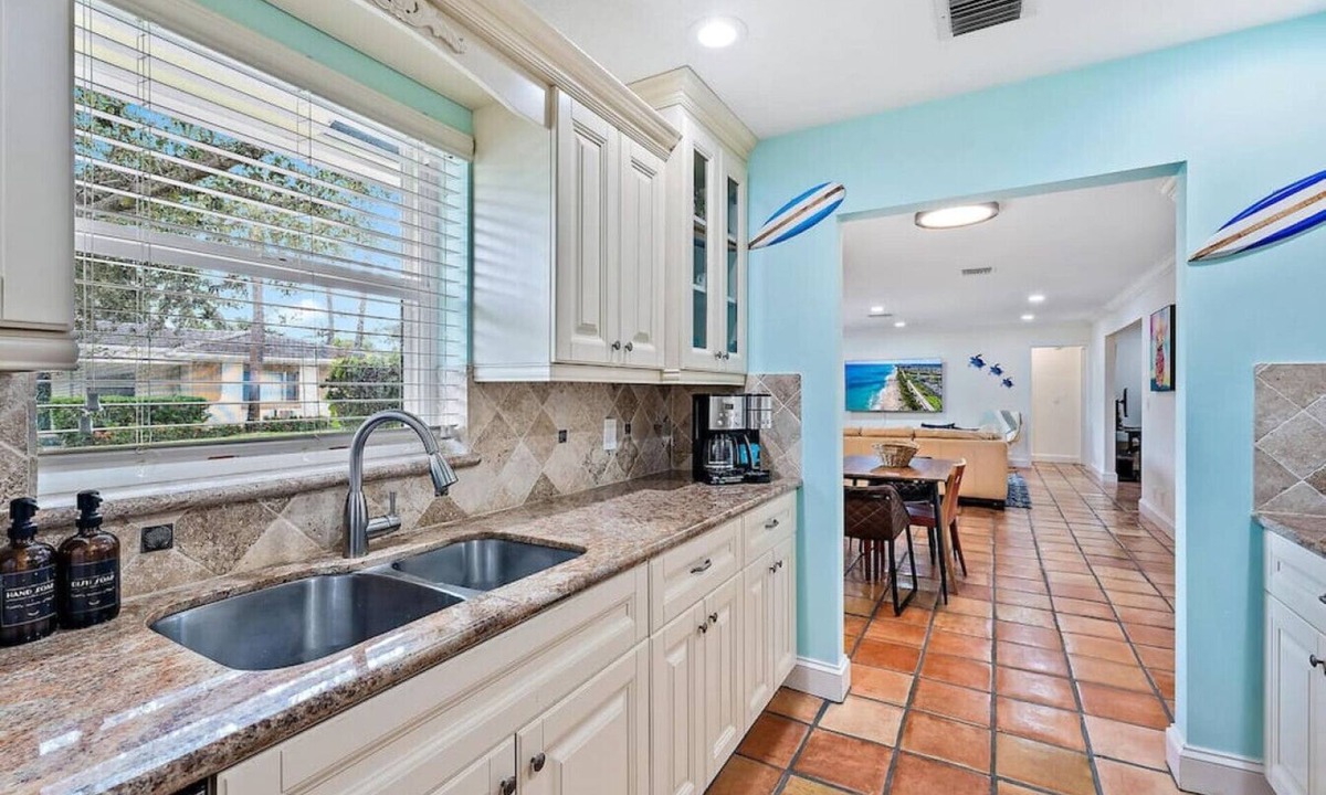 Parrot Cove House | Entire 3BR LakeWorth House near Golf and Beaches