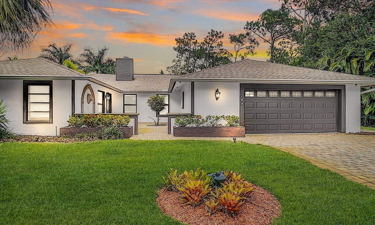 Kings Lake House | Entire House* Luxurious Home,Heated Pool*