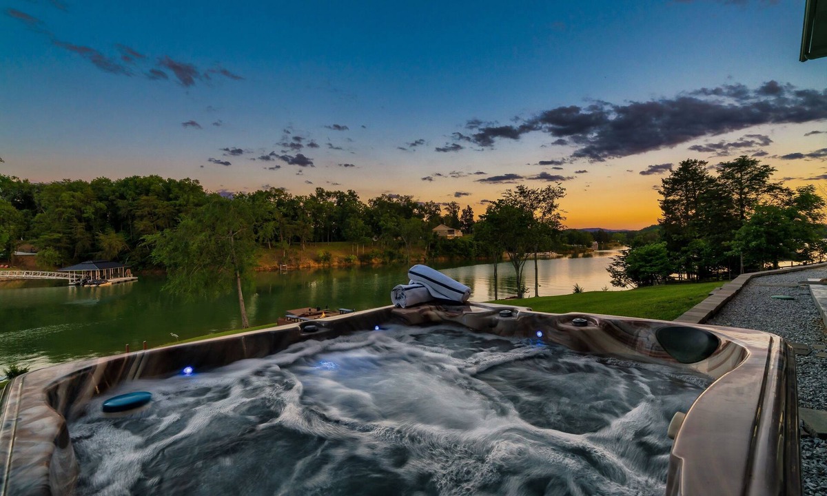 Dandridge House | Epic Lakehouse! Mountain Views! Kayaks! Arcade! Hot Tub! Dock! Paddle Boards!