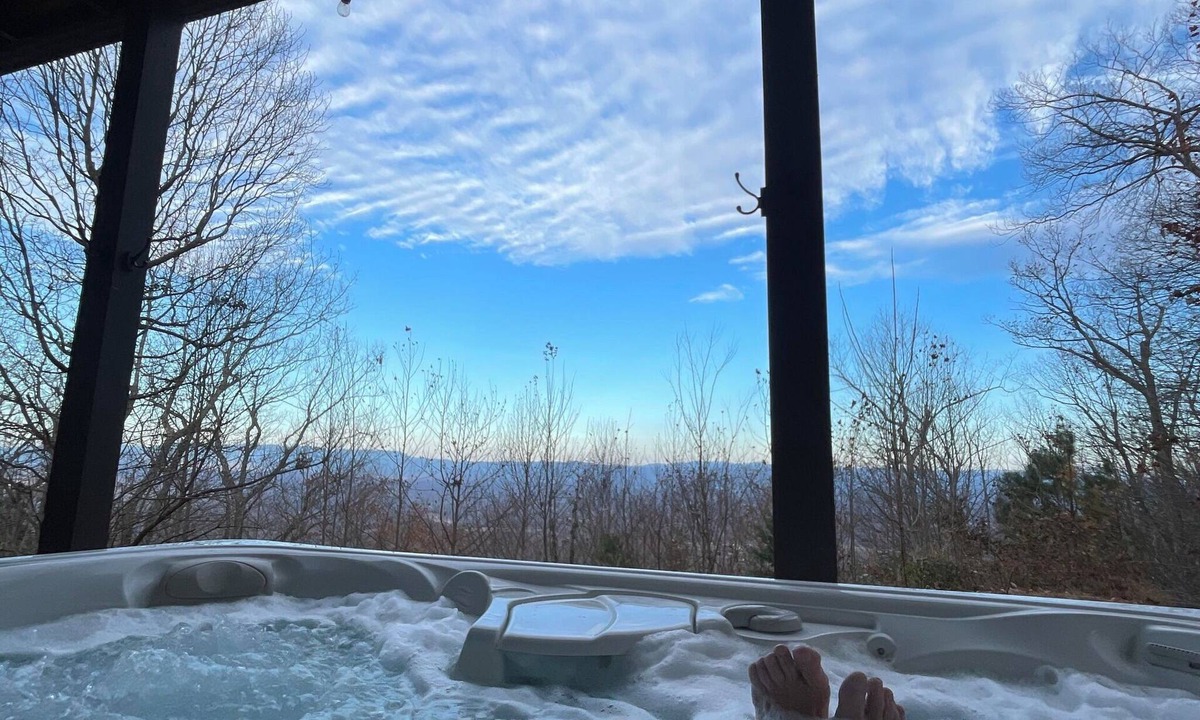Morganton House | Epic Mountain Views! Cool Weekend Retreat Pet Friendly Near Charlette