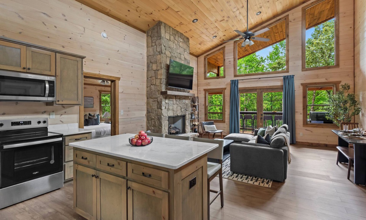 Mineral Bluff Cabin | Epic Treehouse 4 Acres Creek Access Movie Theatre