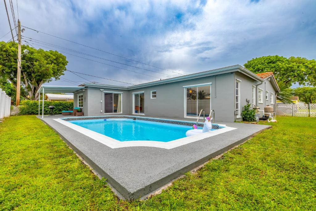 Margate Villa | Escape to Paradise: Tropical House with Pool & BBQ