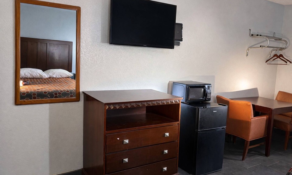 Pine Bluff Hotel | Executive Inn Pine Bluff