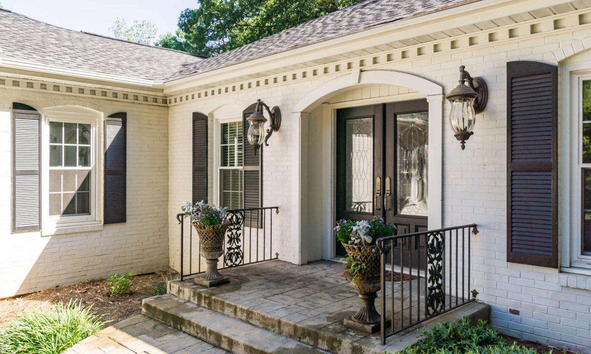 Cumberland House | Expansive ranch on private wooded lot! E Cobb