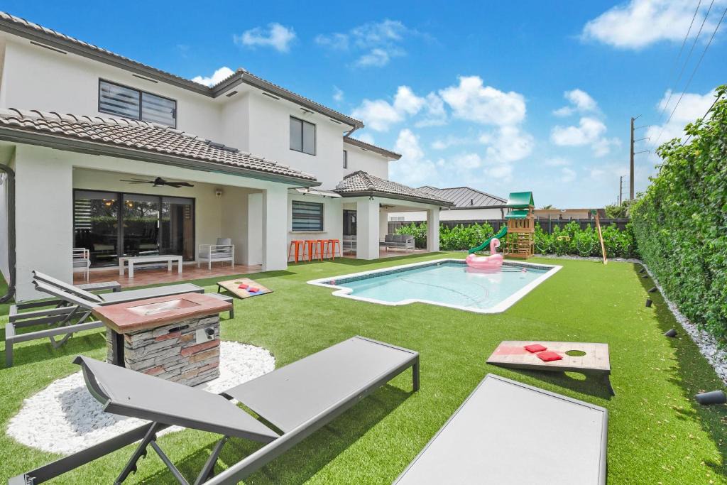 Richmond West House | Experience Miami's Bongo's House Private Pool and Game Room Luxury Rental L54