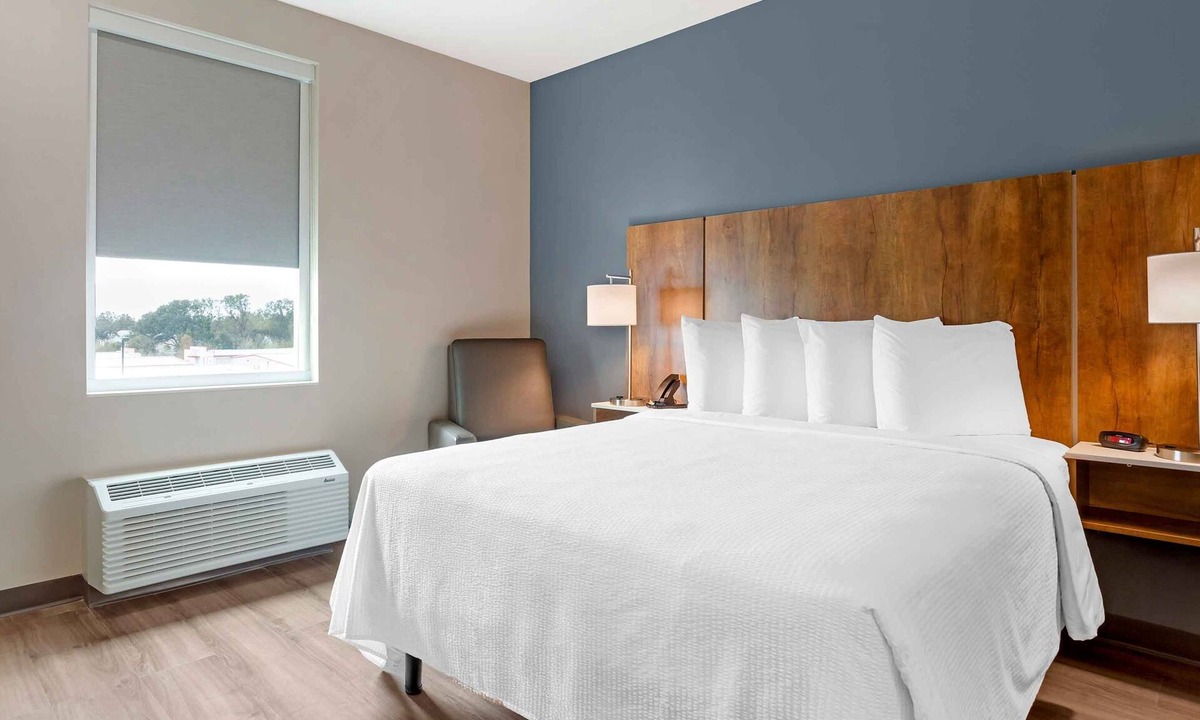 Trailer Estates Hotel | Extended Stay | 1 King Bed | Near Bradenton Center